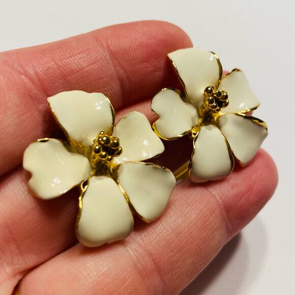 Vintage clip on earrings goldtone & creamy white enamel flowers casual romantic - Picture 6 of 8